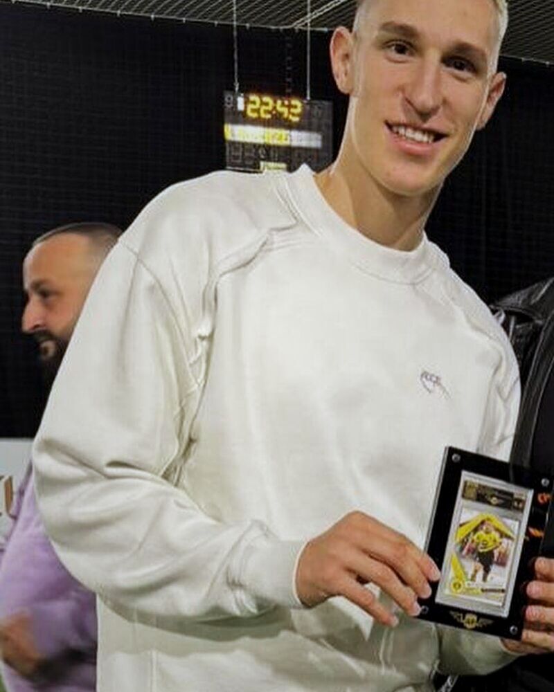 Le pro de Bundesliga Nico Schlotterbeck (Borussia Dortmund) avec sa carte notée par AP Grading dans un slab AP