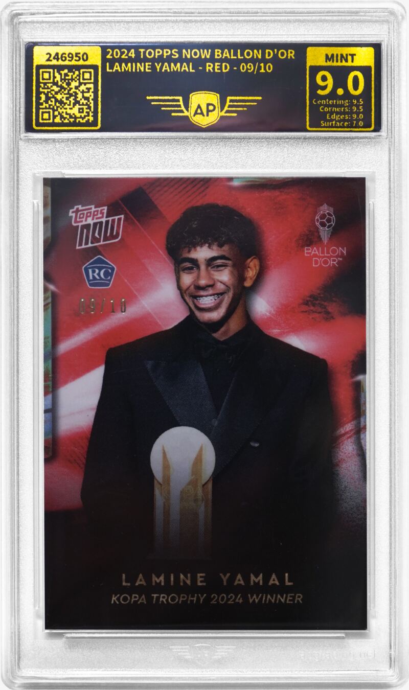 Carte à collectionner de football Lamine Yamal (Topps, Ballon d’Or) notée par AP Grading dans un slab AP – note MINT 9